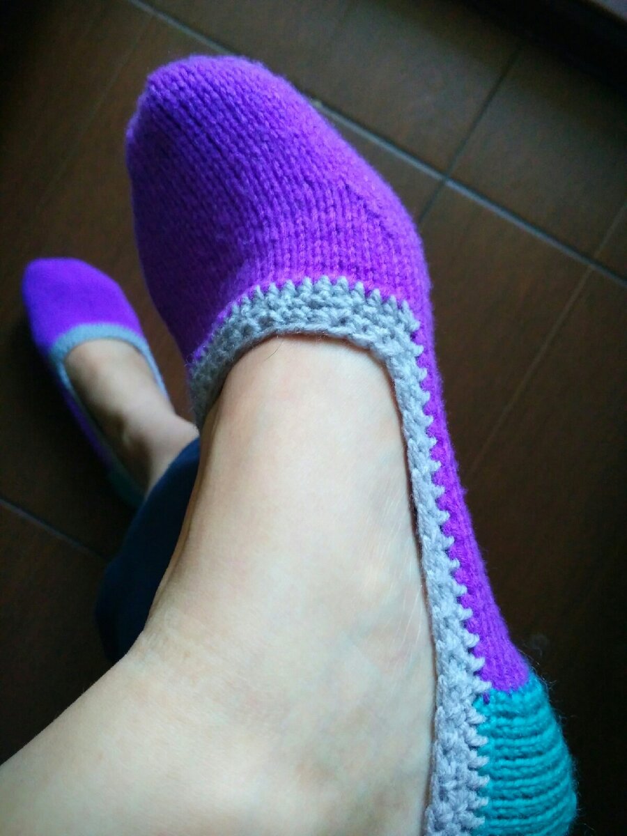 Вяжутся такие тапочки как простые носочки, только начинается вязание с пятки.