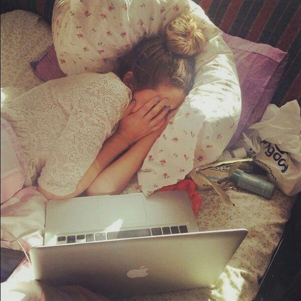 Селфи под одеялом. Кендалл дженнер на кровати. Ольга серябкина селфи. Девушка в постели селфи. Селфи под одеялом.