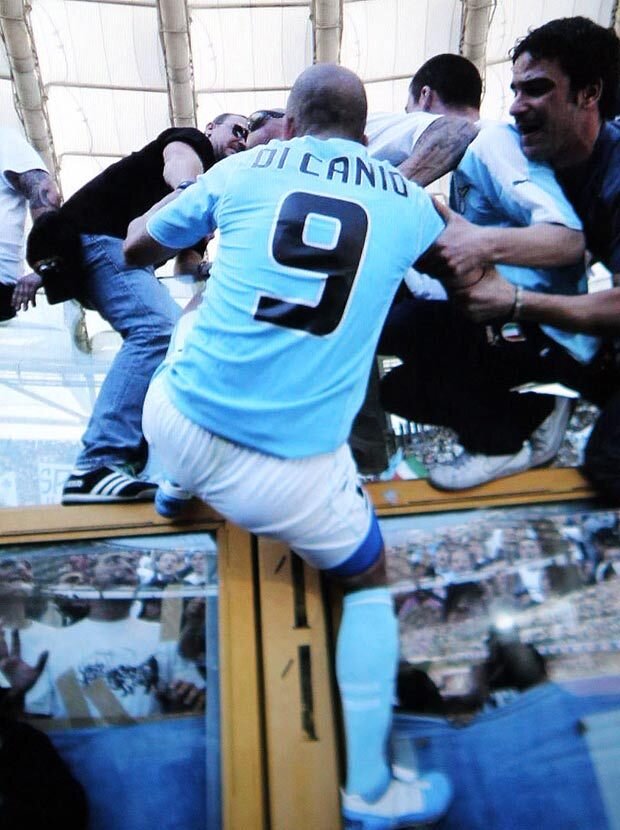 Таффоло в очках слева.