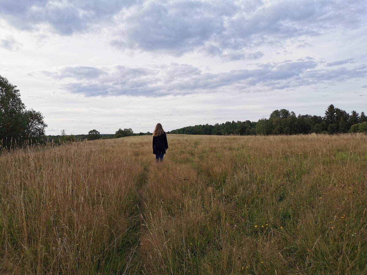 Автор текста в поле. Люблю поля.