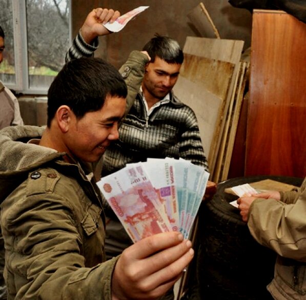 Куда узбеки тратят деньги, заработанные в России?