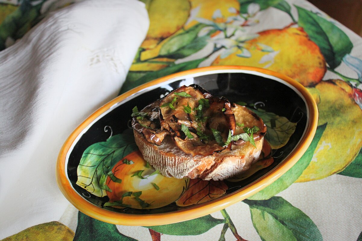 Баклажаны по-итальянски. При подаче закуски я иногда посыпаю её свежей петрушкой (фото автора)