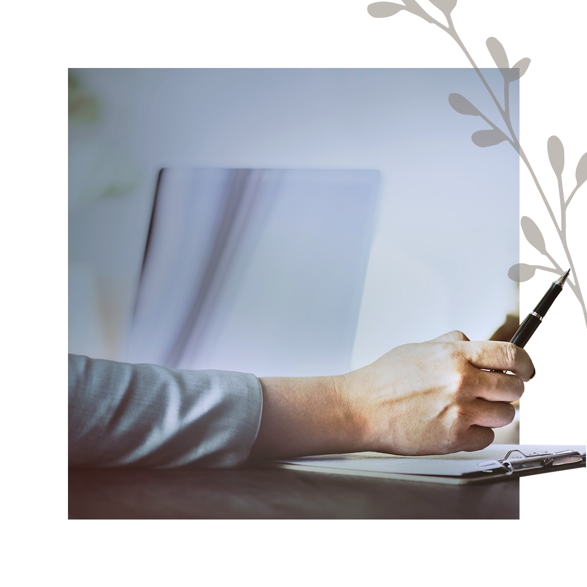 Болезненность, отек и нагрубание в груди - это повод посетить врача.