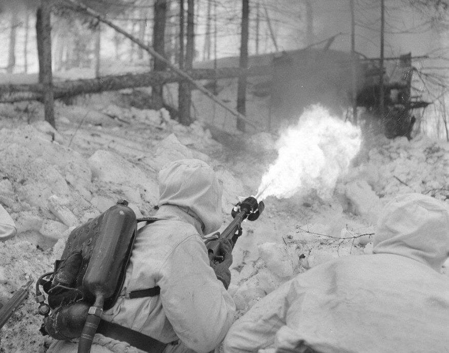 Боец с огнеметом РОКС-2 (резервуар плоский, а не круглый, как у последующего РОКС-3)