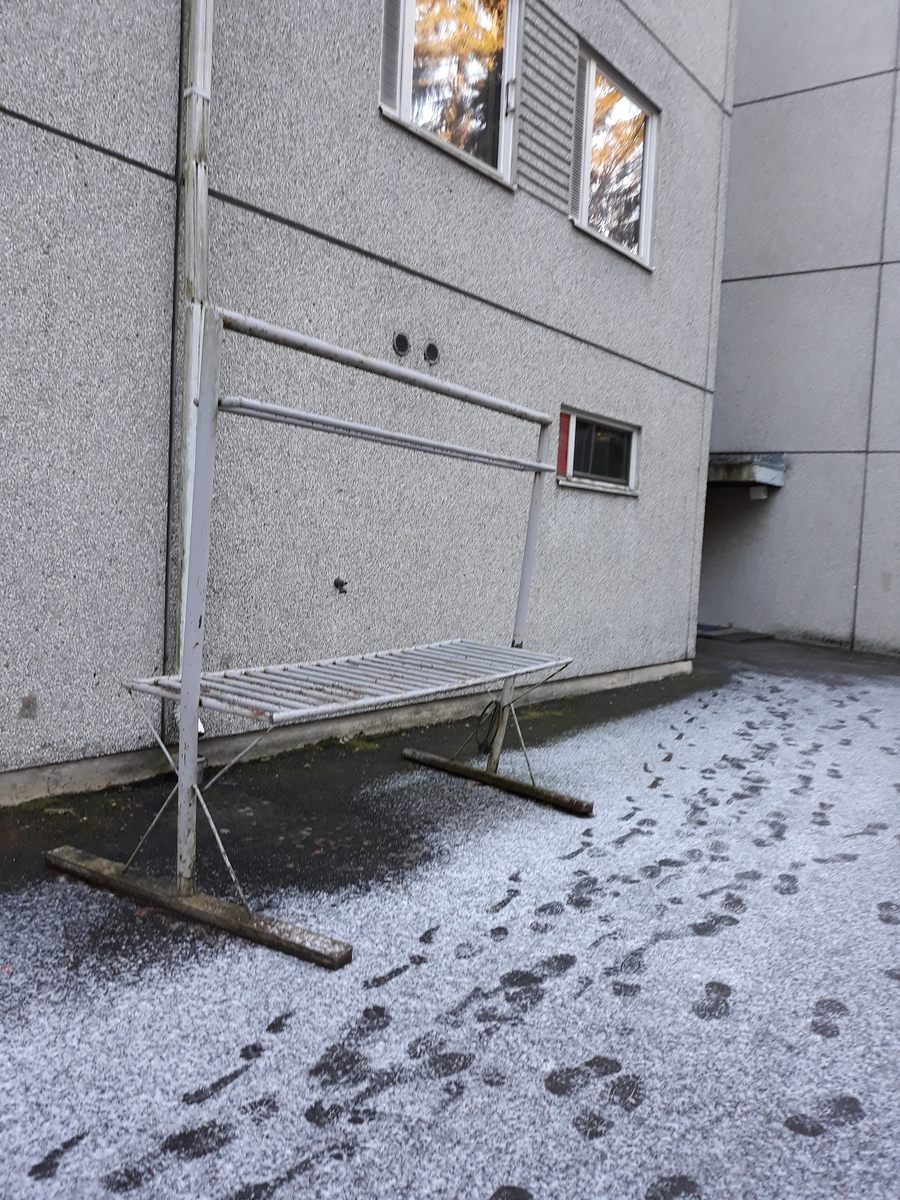 Вот такие сооружения для чистки и выбивания ковров есть в каждом дворе