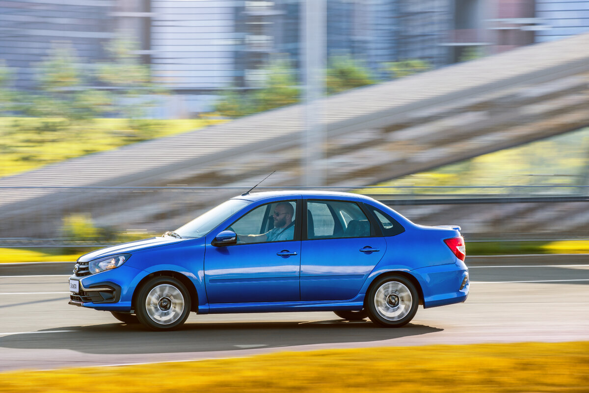 Заявленный дорожный просвет Гранта Драйв Актив 162 мм, но под защитой двигателя нам удалось обнаружить около 155 мм.