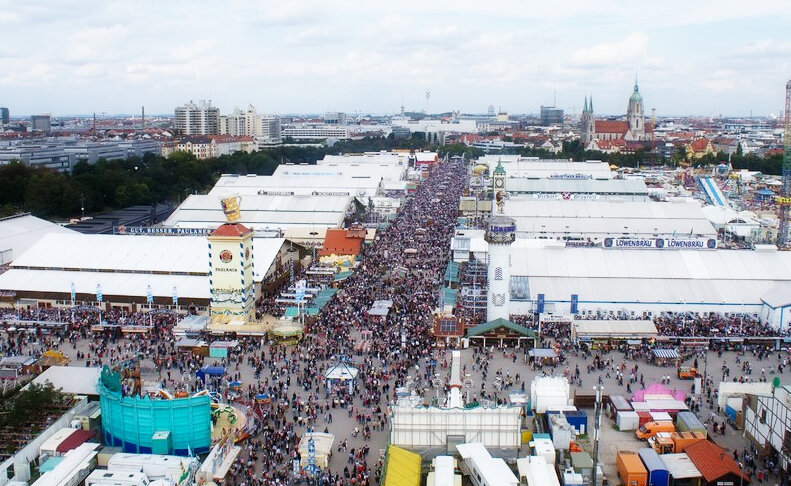 Терезин луг заполняется палатками, аттракционами и гостями