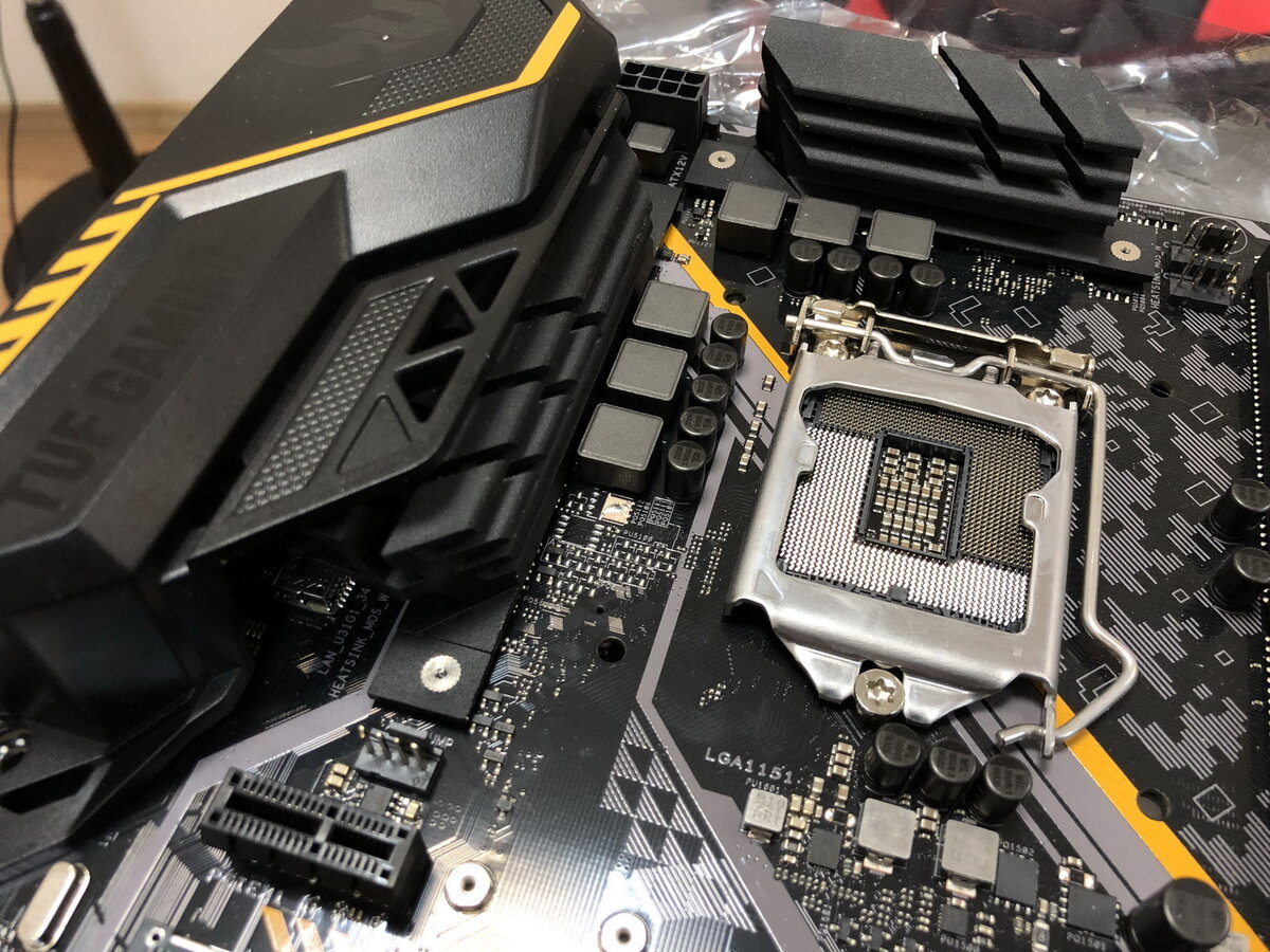 В этой статье рассмотрим ассортимент материнских плат ASUS под процессоры intel, их сокеты и форм-фактор — эта информация поможет сориентироваться в каталоге.  