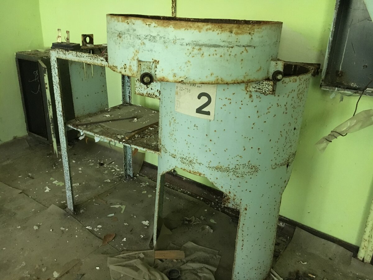 Исследовательский центр радиации в городе-призраке Припять. Нашли научные записи и фонящий грунт