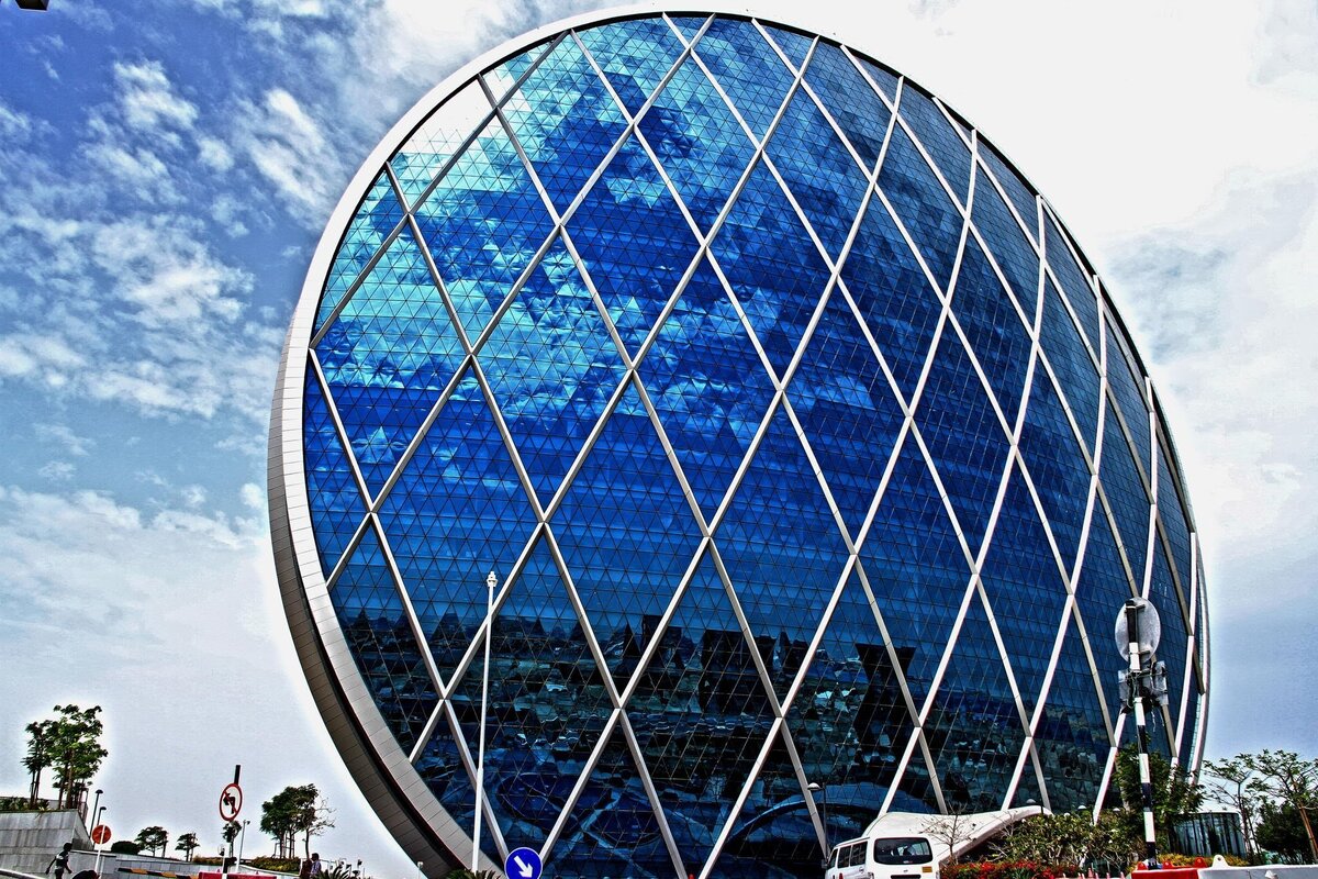 Круглый небоскреб Aldar hq в Абу-Даби