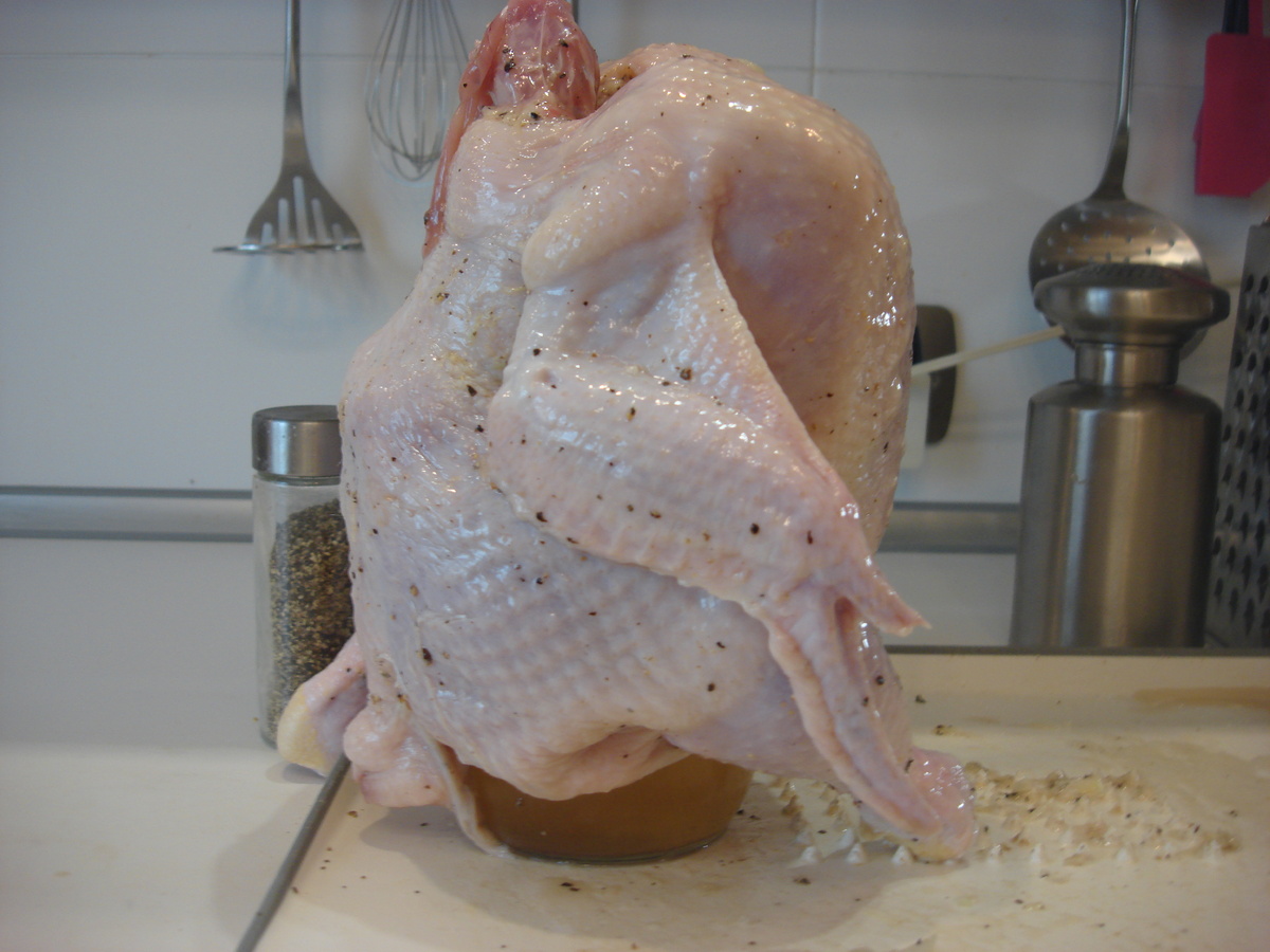 Фото сделано автором (курица на банке с пивом)