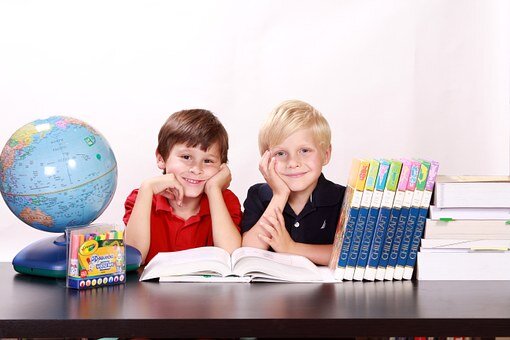 https://cdn.pixabay.com/photo/2014/03/12/18/45/boys-286245__340.jpg