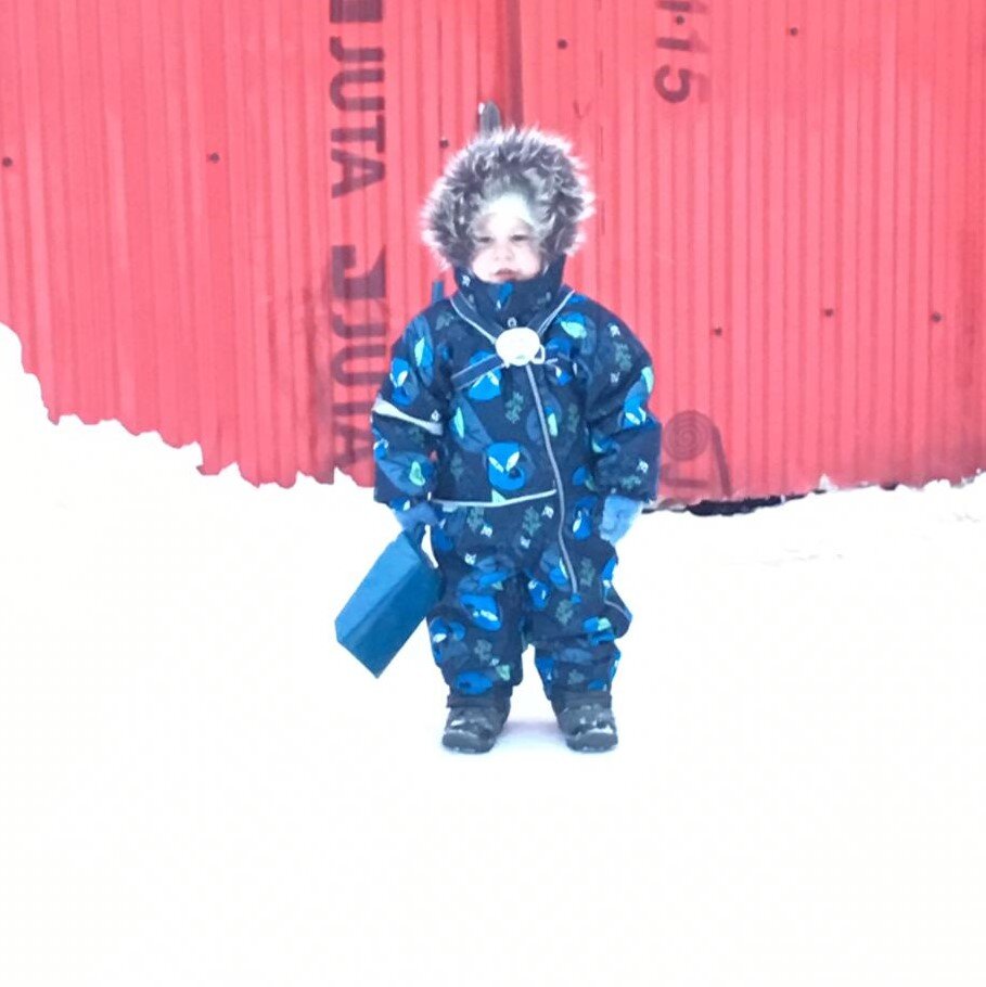 Наш маленький помощник. Фото автора канала Растим много детей https://zen.yandex.ru/rastimdetej