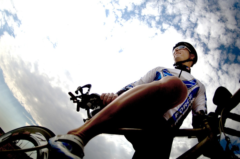 https://cdn.pixabay.com/photo/2015/03/08/21/06/cycling-664753_960_720.jpg