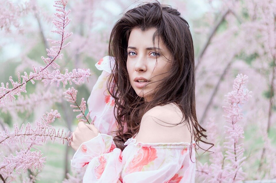 https://pixabay.com/photos/beautiful-bright-fashion-female-1845100/
