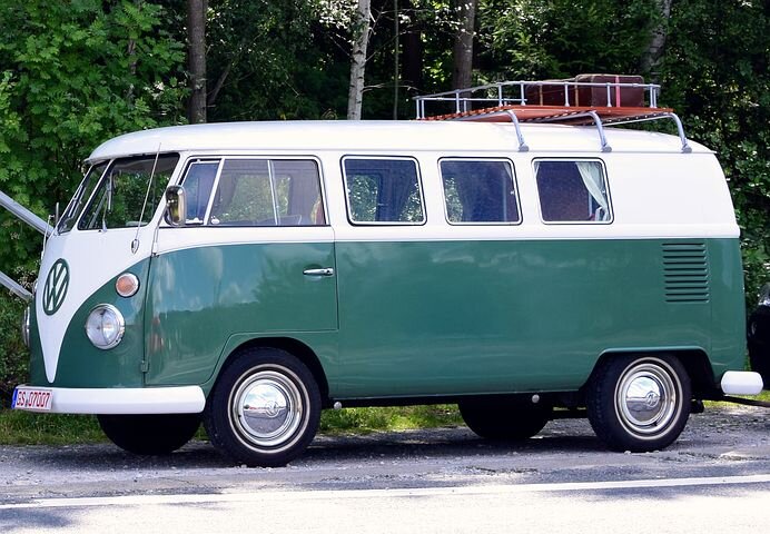 https://pixabay.com/photos/oldtimer-bulli-vw-auto-cult-2585110/