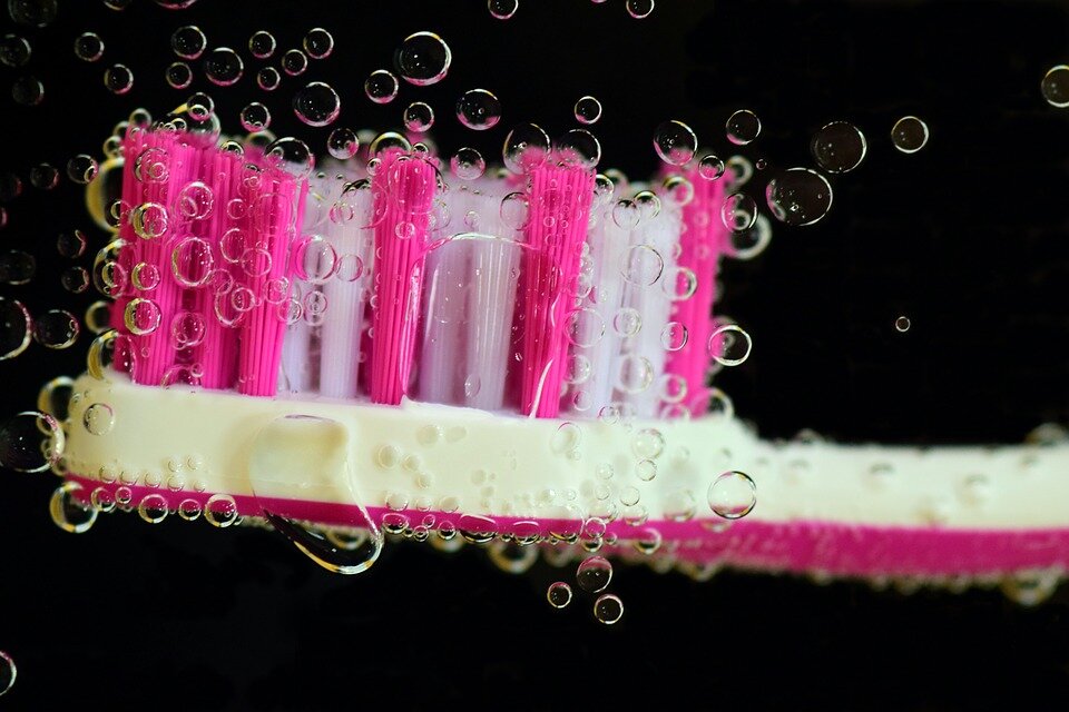 https://cdn.pixabay.com/photo/2017/09/15/05/39/toothbrush-2751212_960_720.jpg
