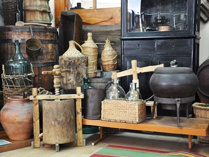 Старинные приспособы для изготовления спиртных напитков.