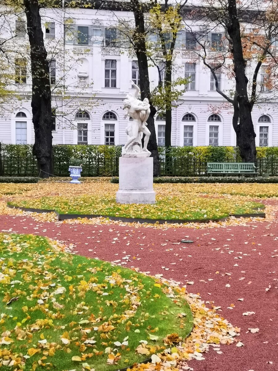 Статуи в Летнем саду.