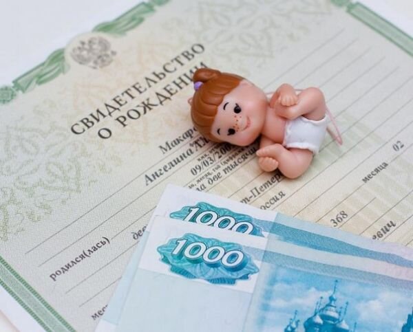 Законопроект уточняет условие о выплате ежемесячного пособия по уходу за ребенком только тому, кто фактически осуществляет уход за ребенком. Фото: из открытых источников