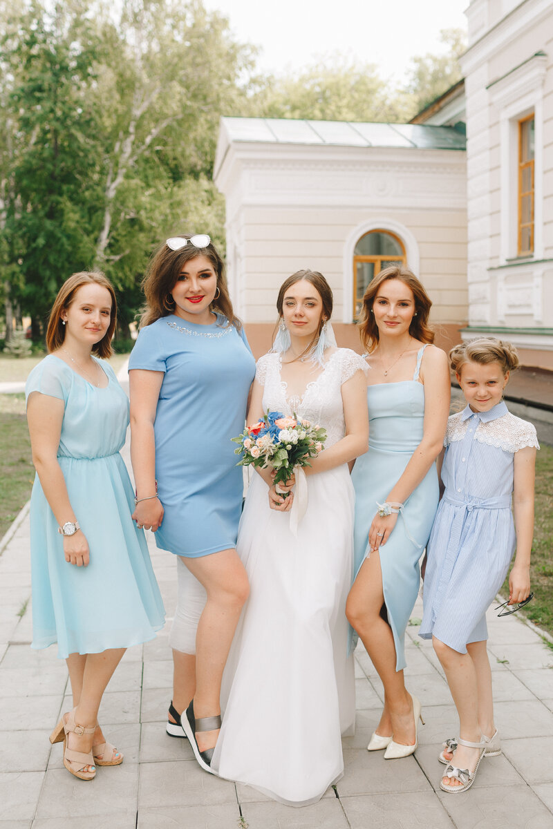 Подружки невесты в голубом.