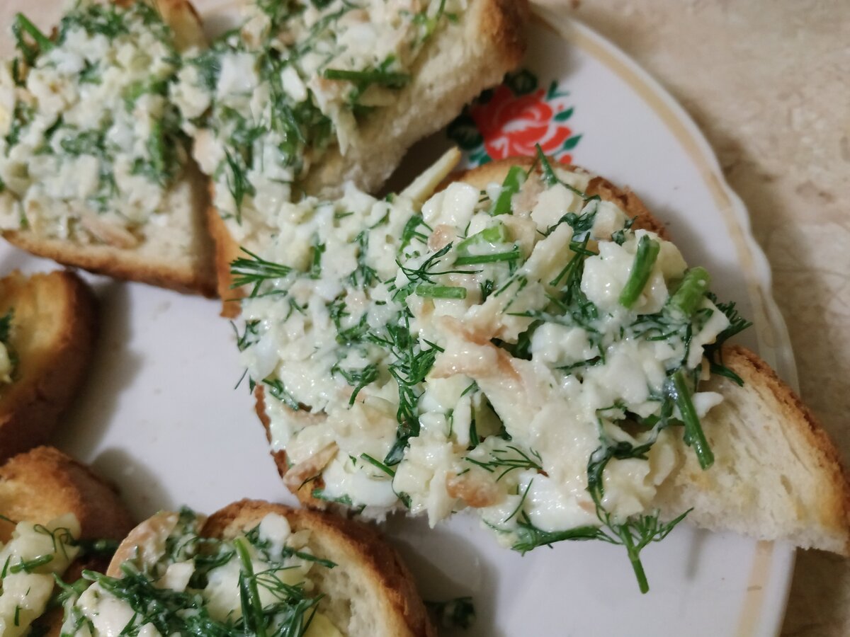 Готовые гренки с салатом