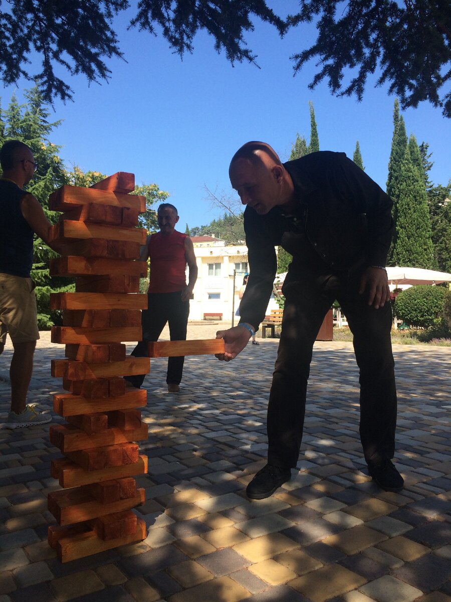 Здесь автор статьи играет в Дженгу в Алуште. Здесь вариант игры для улиц. 