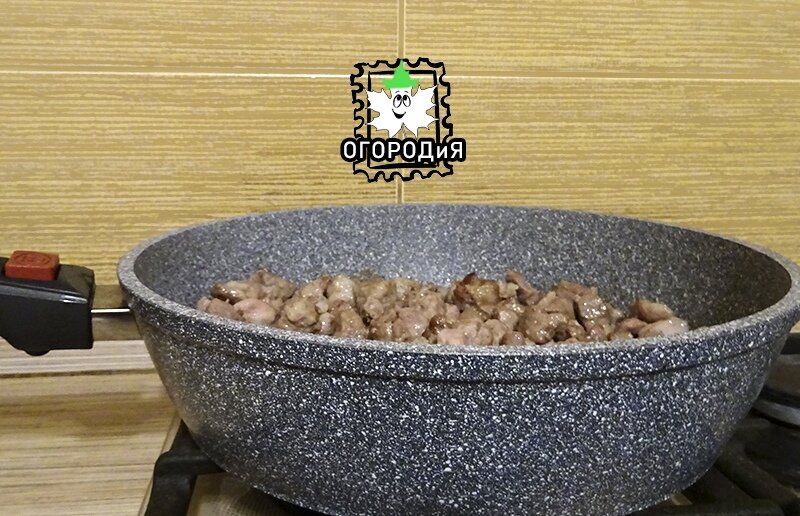 Такой глубокой сковороды достаточно на это количество