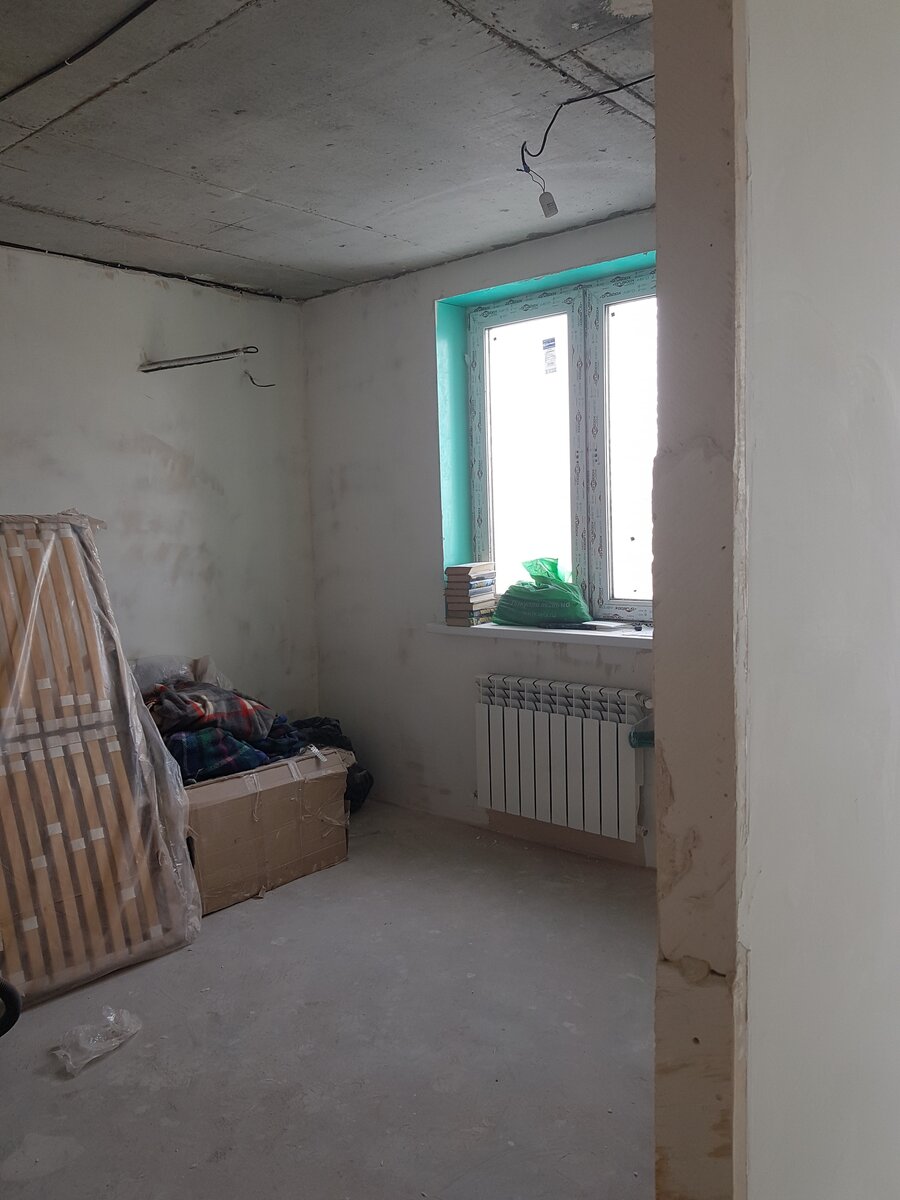 Мои фото из той же квартиры в черновой отделке. Обратите внимание на высоту стены над окном. Здесь еще нет натяжного потолка. Когда он появится до окна останется около 5см. Этого не хватит на нормальный карниз. А если еще куда-то нужно повесить шторы?  В тех же панельках над окном остается порядка 30см.