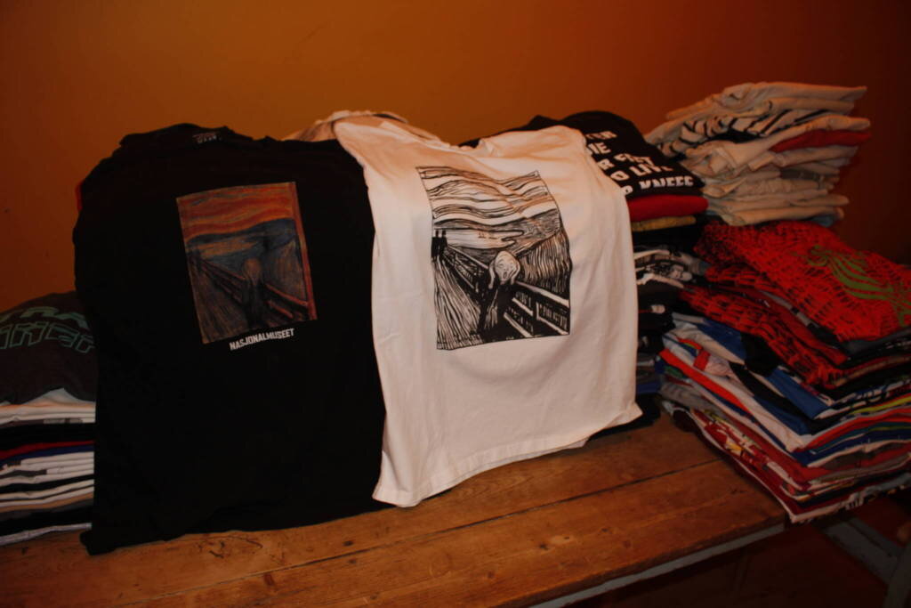 Коллекционер собирает футболки со всего мира с 1988 года.