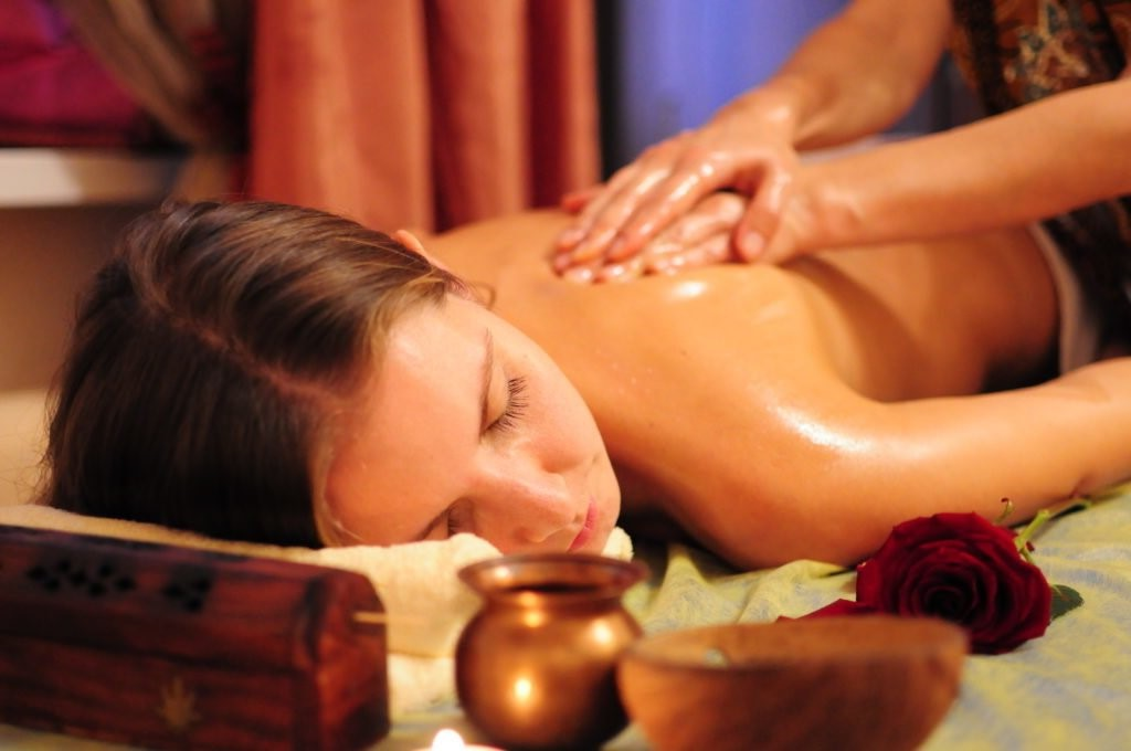 Thai massage. Аюрведический массаж Абхьянга. Масляный массаж Абхьянга. Индийский масляный массаж Абхьянга. Абхьянга аюрведический масляный массаж