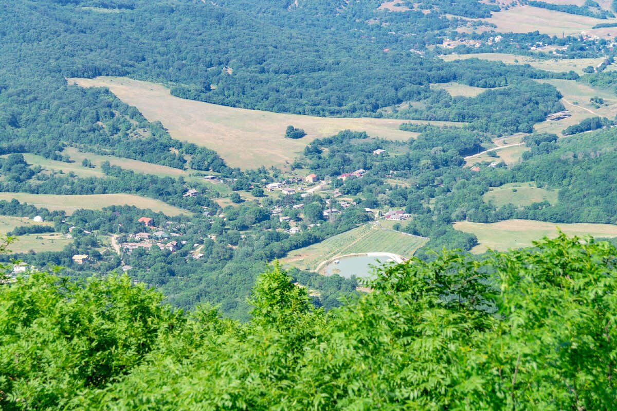 1. Село Богатое ущелье и овальный пруд к югу от него.