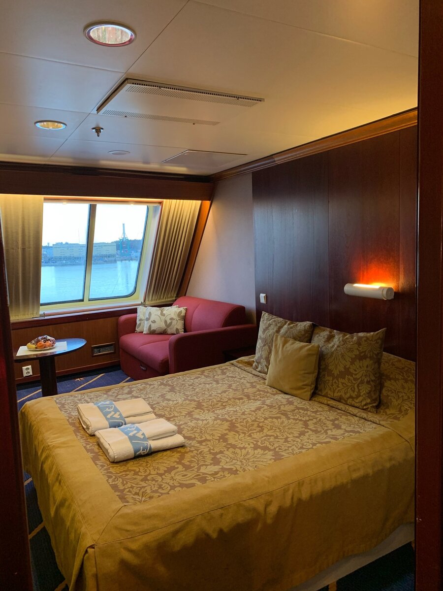 Вид из окна на носовую часть корабля