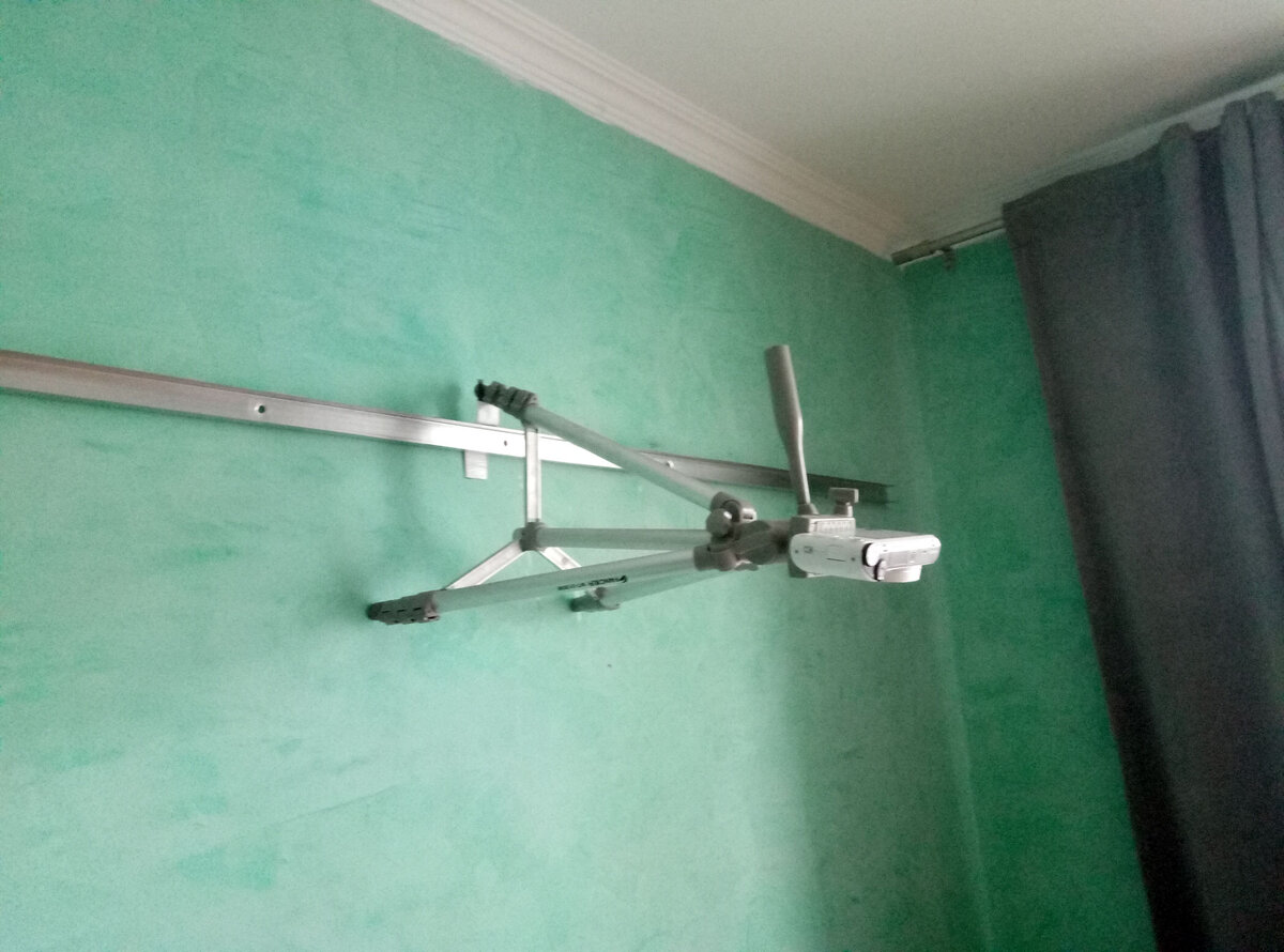 Штатив с камерой на стене