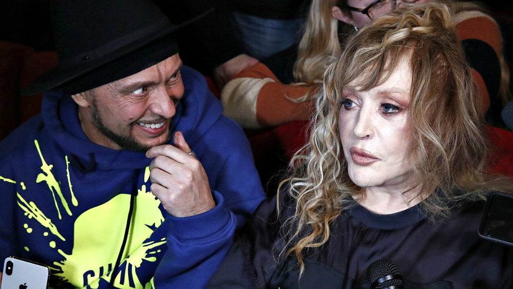 Перед показом Примадонна была в прекрасном настроении. И спутник Игорь Гуляев охотно хохотал над ее шутками.