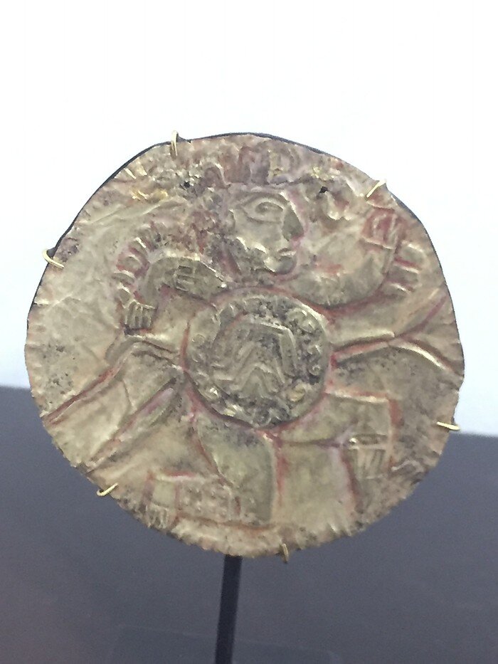 Фото автора, сделано на выставке, посвященной культуре индейцев.  Диск, золото, чеканка,  Ацтеки, Мексика, датируется 1300 - 1500 гг. н.э.