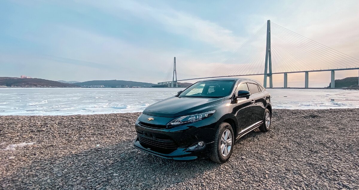 Toyota Harrier
2л. 151 л.с бензин. 
 Декабрь 2016 год. 
 Комплектация Elegance. 
 Передний привод. 

Опции: полностью панорамная крыша, система start-stop, свободные руки, электропривод сидений, люка, кожаный мультируль, прошитый кожаный салон. .

Усовершенствованная система безопасности. .
Стандартом для всех версий стал полный комплект подушек безопасности, активные подголовники, особая конструкция передней части кузова для снижения последствий при столкновении с пешеходами, кузов особой прочности со всенаправленной жесткостью. Из активного оборудования присутствуют ABS c EBD, система электронного контроля устойчивости, вспомогательная система торможения, а кроме того — система помощи при подъеме в гору, светодиодные фары с адаптивным освещением, а также светодиодная задняя оптика: стоп-сигнал, противотуманная фара, комбинированные задние фонари.
.
.
Есть вопросы ?
💌 instagram @avtorevizorvl
💌 комментарий 
Связаться с нами:
💻avtorevizorvdk@gmail.com
📹YouTube https://www.youtube.com/channel/UCKdpAAwGicXKJzP0sdeYdgw