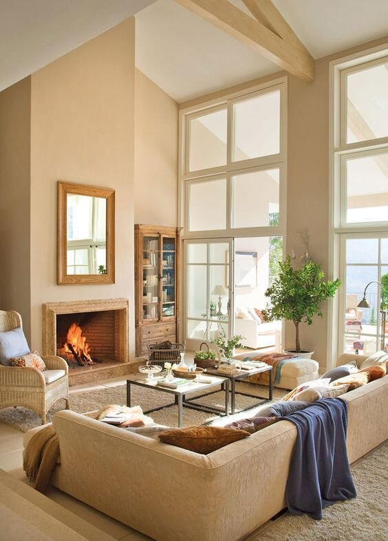 Вот вам пример трех совершенно разных бежевых интерьеров. "Светлые, и чтобы воздуха побольше". Как угадать, чего из этого хочет заказчик? Смахните влево, чтобы увидеть другие изображения.