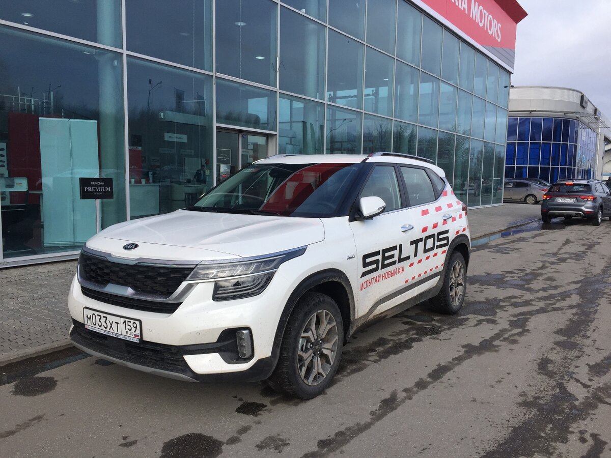 Этот красавец уже стоял у самого входа в автосалон. Чувствуется, что новинка пользуется огромным интересом