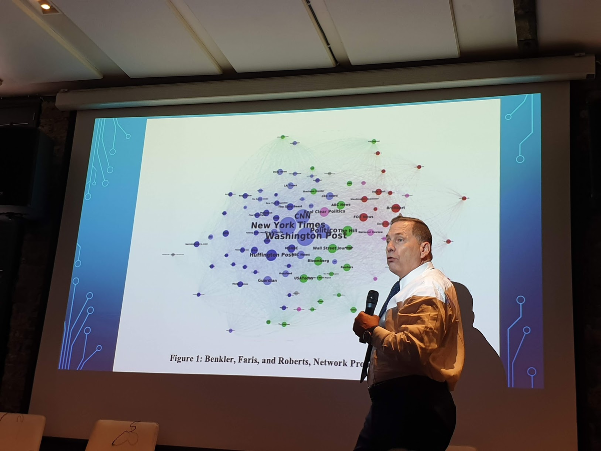 Иногда просто плохо видно информацию на слайде с заднего ряда, на мониторе картинка ближе и яснее