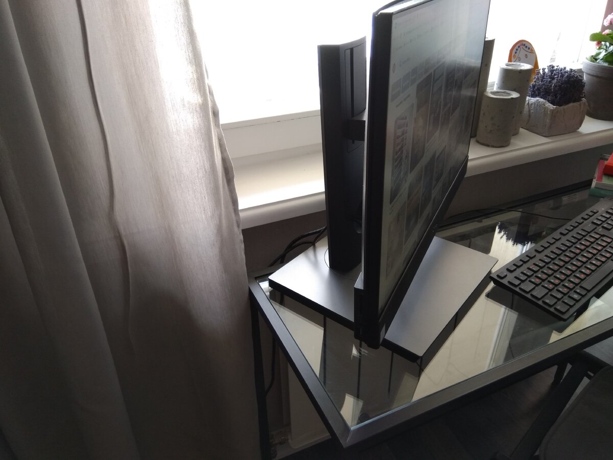 Массивная подставка великовата для моего стола)