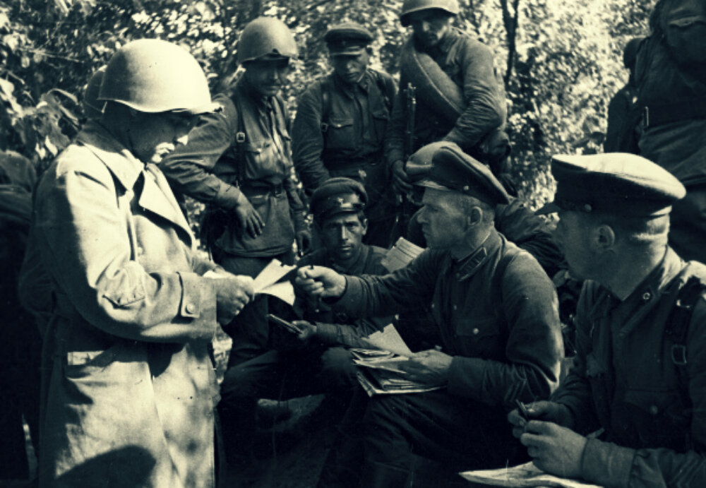 Южный фронт, 9-я армия. Прием в партию. Август 1941 г. Автор: Георгий Зельма. Фотография использована в качестве иллюстрации.