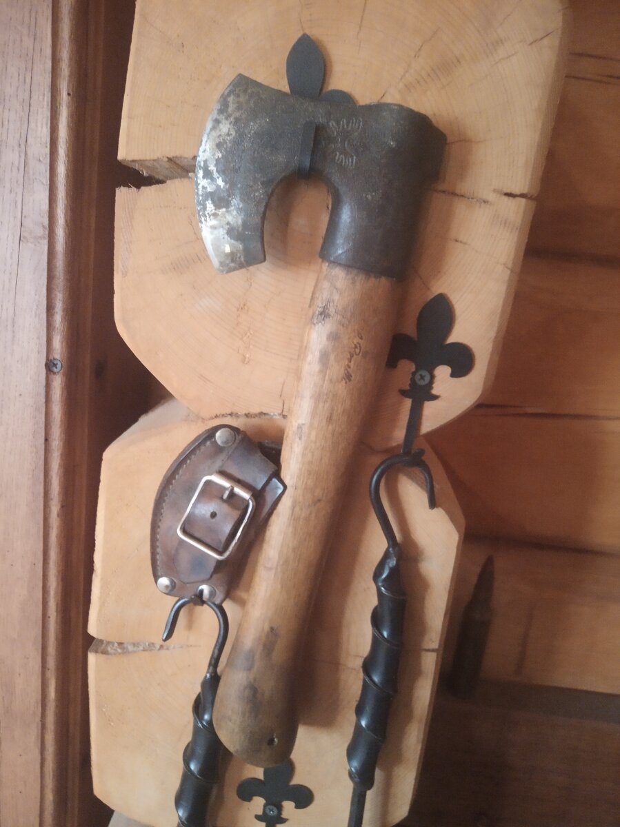 Хеймо Розелли. Топор неандертальца. Ручная ковка (ниже чехол для ношения).