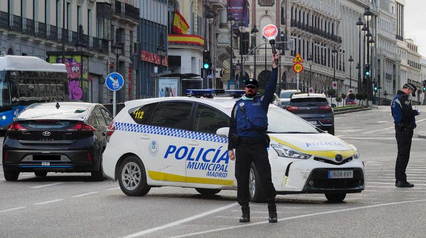 Полиция проверяет машины во время карантина в Мадриде