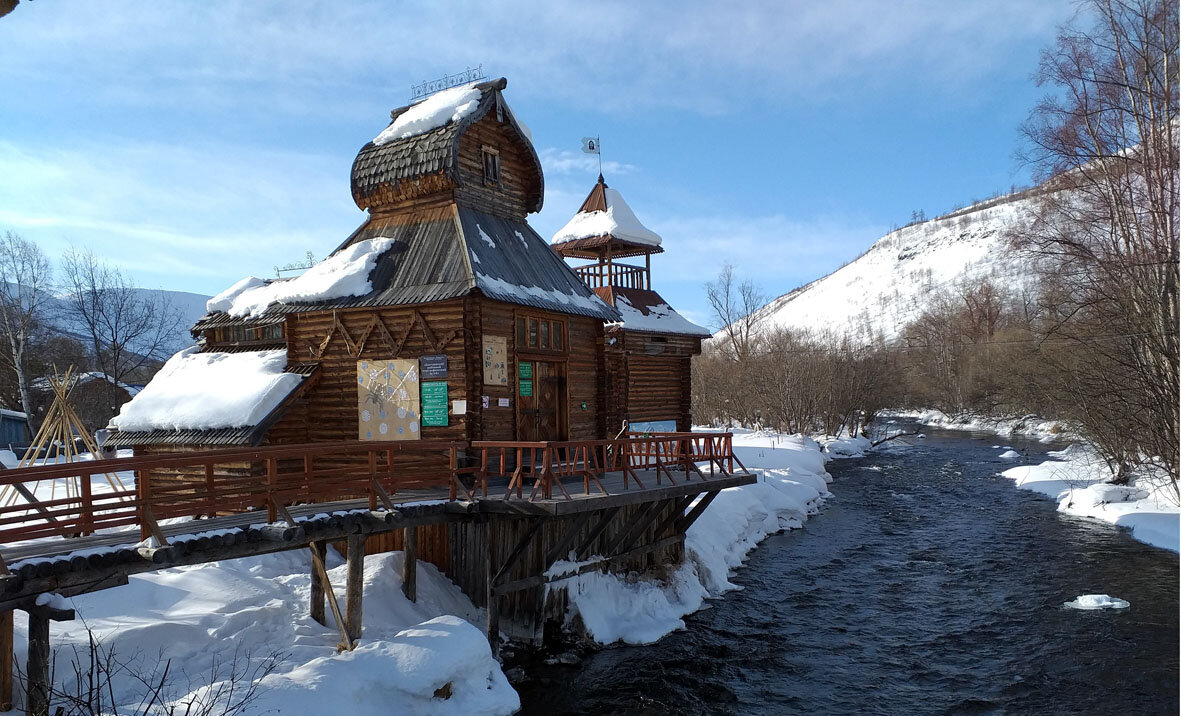 Входной мосточек в музей и сувенирная лавка