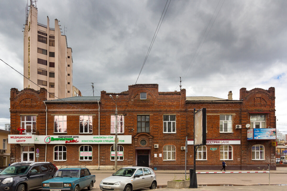 1. Старинное здание по ул. Пушкина.