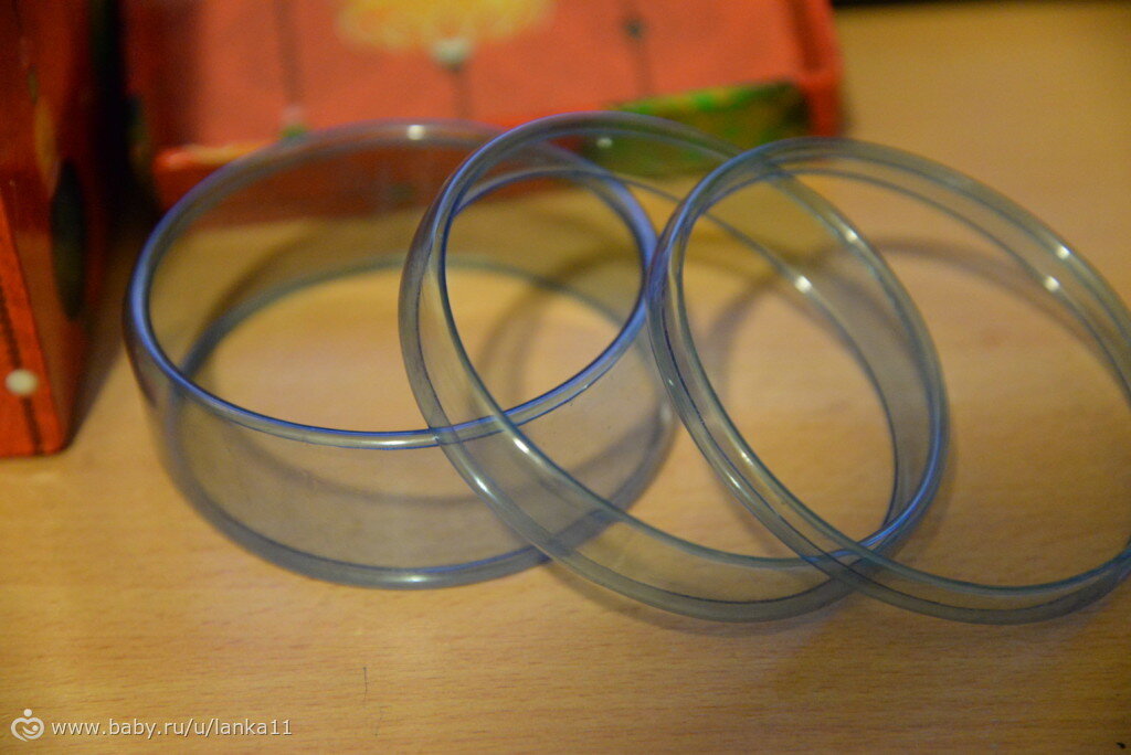 Уже смотрятся, как вполне законченные браслеты. Фото с сайта https://www.baby.ru/
