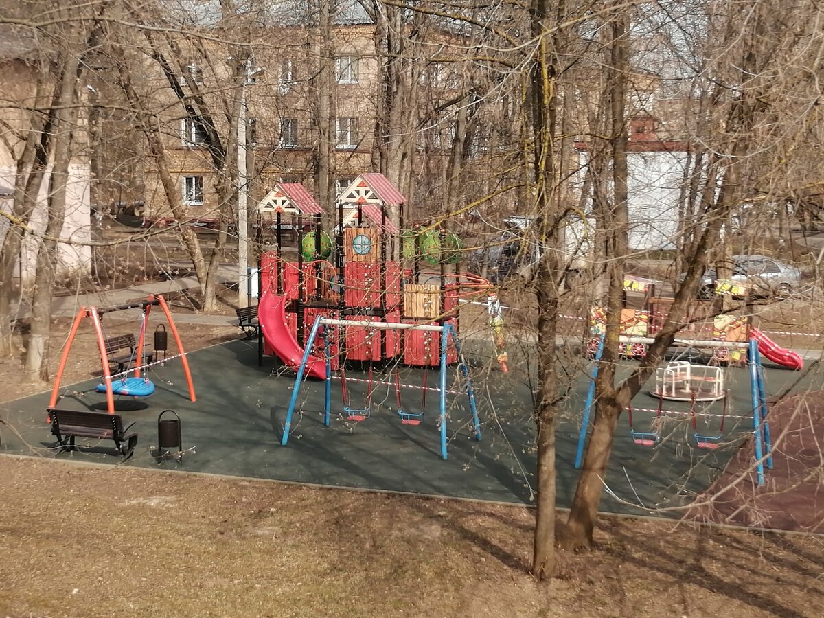Детская площадка на карантине. Фото Светы Давыдовой