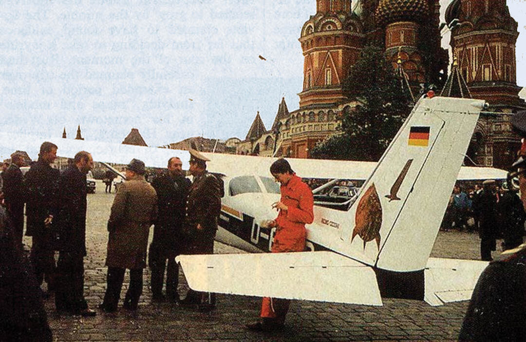 Немецкий летчик Матиас Руст (в красном комбинизоне) на Красной площади в оцеплении сотрудников КГБ и военных