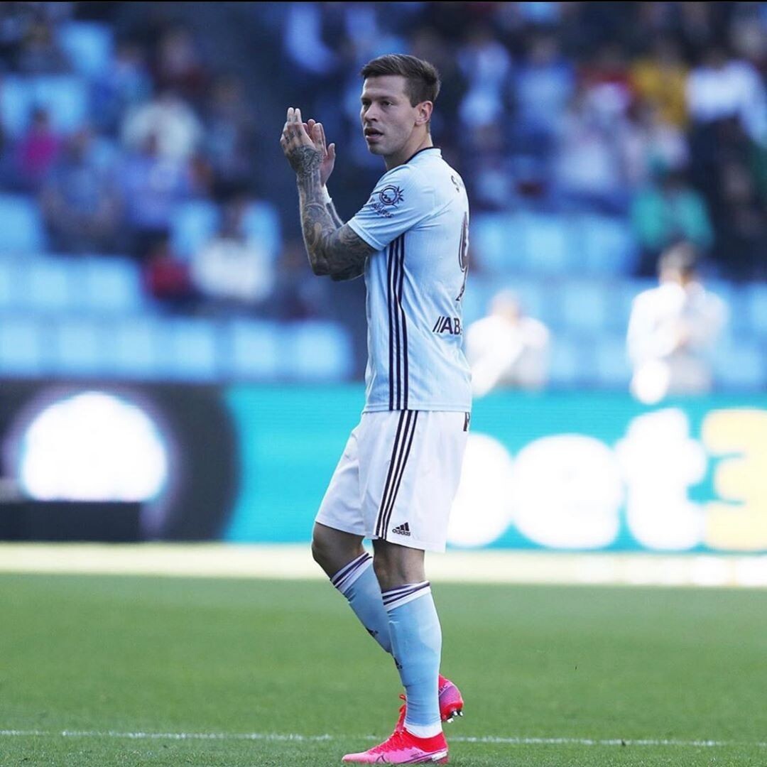 В реалиях нынешней ситуации, нашей общей борьбы с вирусом, особенно при закрытии границ, ситуация потребовала моего возвращения в Россию, что бы быть ближе к моей семье. Я благодарен Сельте за понимание и хочу подчеркнуть, что обо всех шагах информировал клуб. Сейчас будучи на обязательном карантине, нахожусь в регулярном контакте с тренерским штабом для выполнения обязательной программы. Прошу с пониманием отнестись к данной ситуации. При первых изменениях к лучшему и первому требованию клуба буду счастлив вернуться в Виго.

Debido a la situación que se presenta y al cierre de fronteras me he visto obligado a regresar a Rusia para estar más cerca de mi familia.
Estoy muy agradecido al Celta por su apoyo y me gustaría enfatizar que Informé al club sobre todos los pasos.
Ahora que estoy en cuarentena obligatoria, estoy en contacto continuo con el equipo técnico para seguir el protocolo que se ha establecido.
Les pido que traten esta situación con comprensión. En cuanto todo empiece a mejorar estaré encantado de volver a Vigo.❤️⚽️